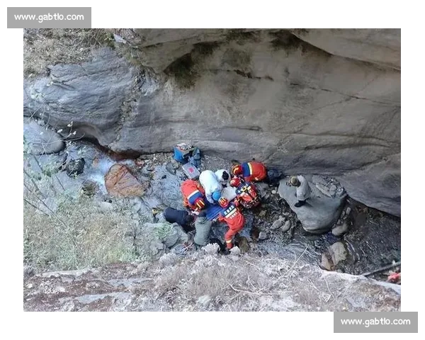 四姑娘山滑坠悲剧：16 岁少年未戴安全绳坠亡，航拍仅见雪地血迹